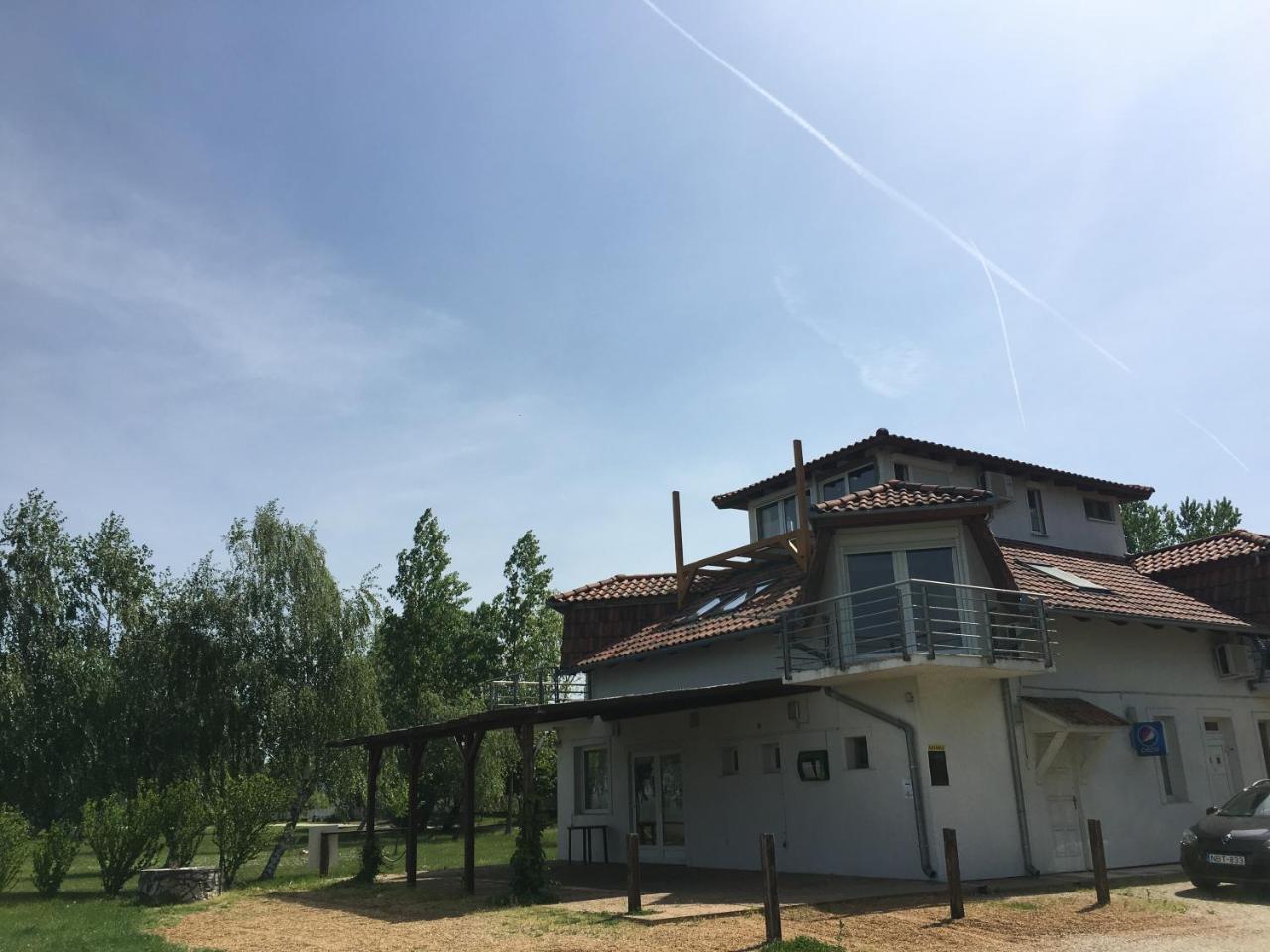 Balatonszárszó Beach Resident酒店 外观 照片