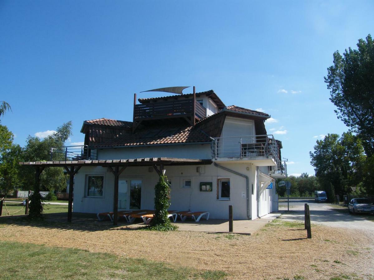 Balatonszárszó Beach Resident酒店 外观 照片